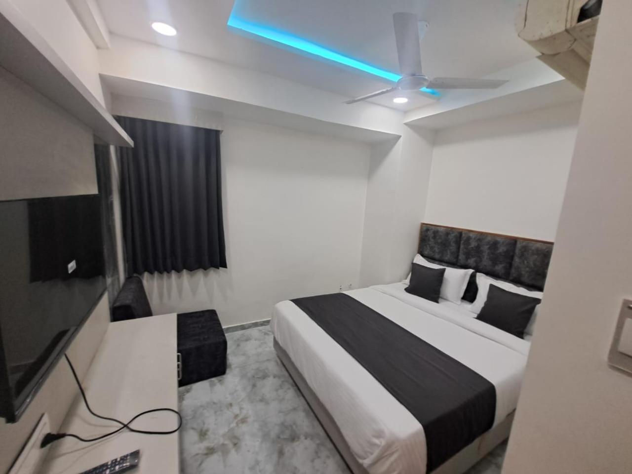 Hotel Akash Ahmedabad Exteriör bild
