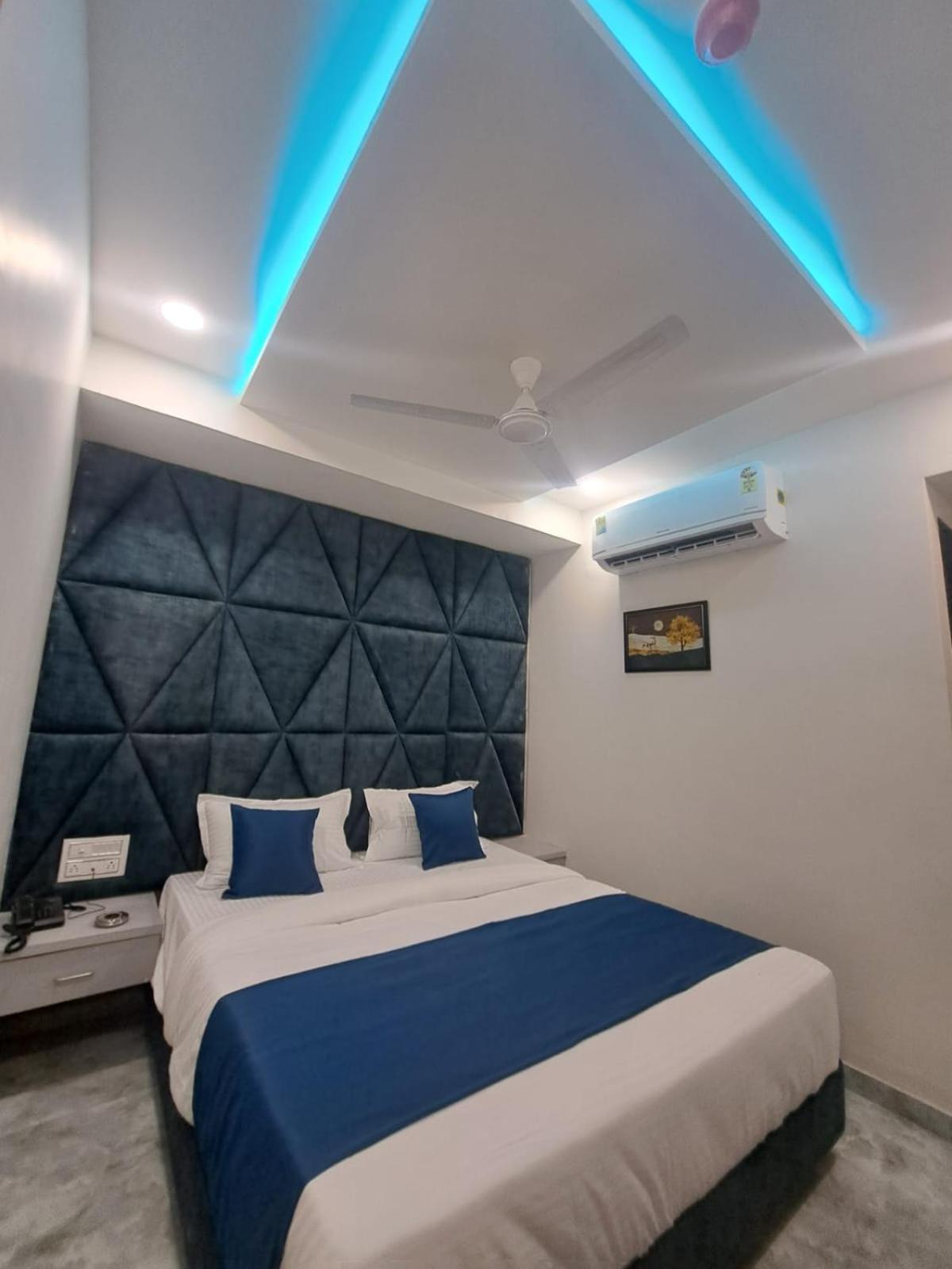 Hotel Akash Ahmedabad Exteriör bild
