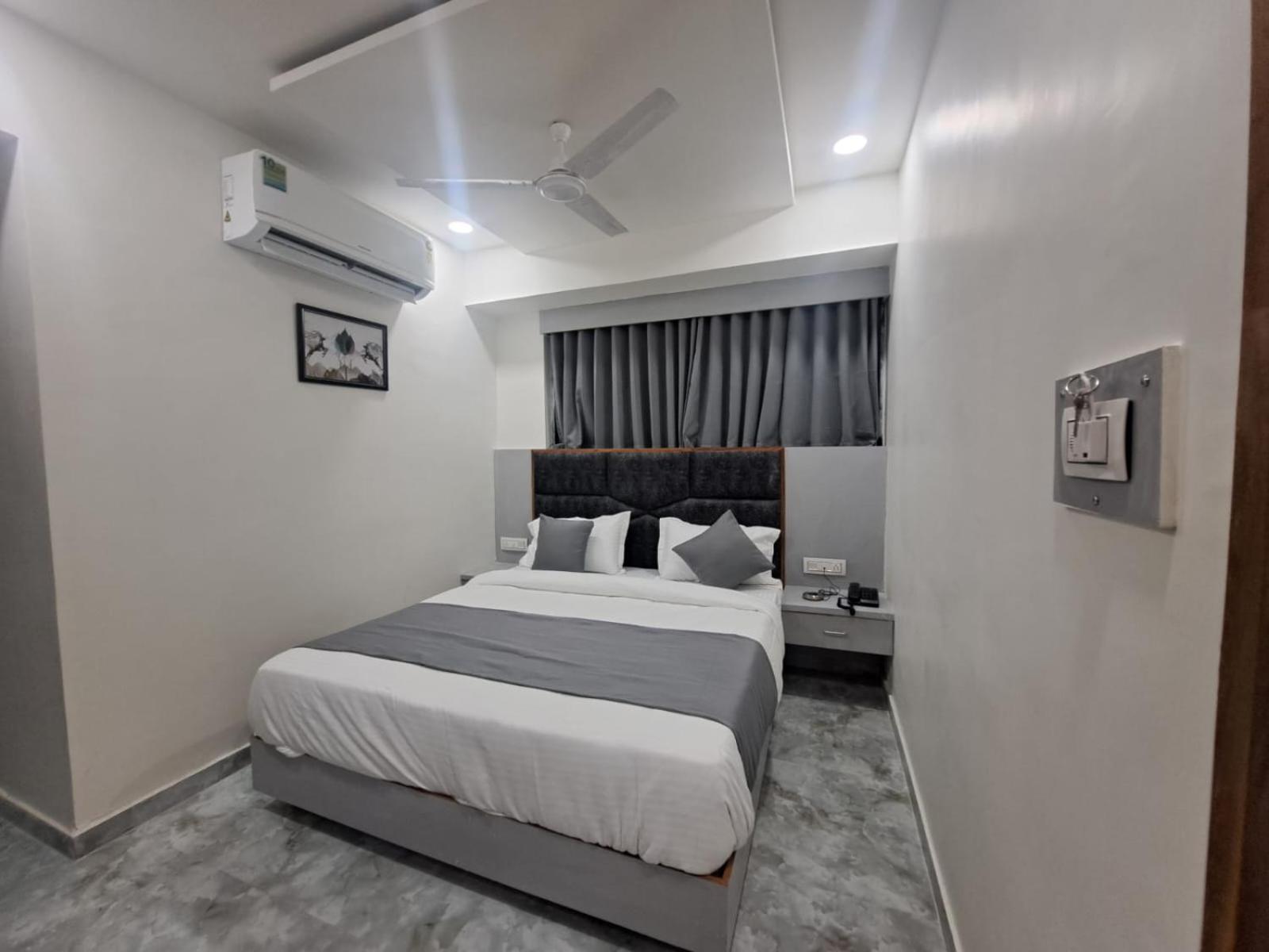 Hotel Akash Ahmedabad Exteriör bild